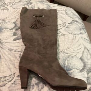 Bandalino gray suede boots with detail